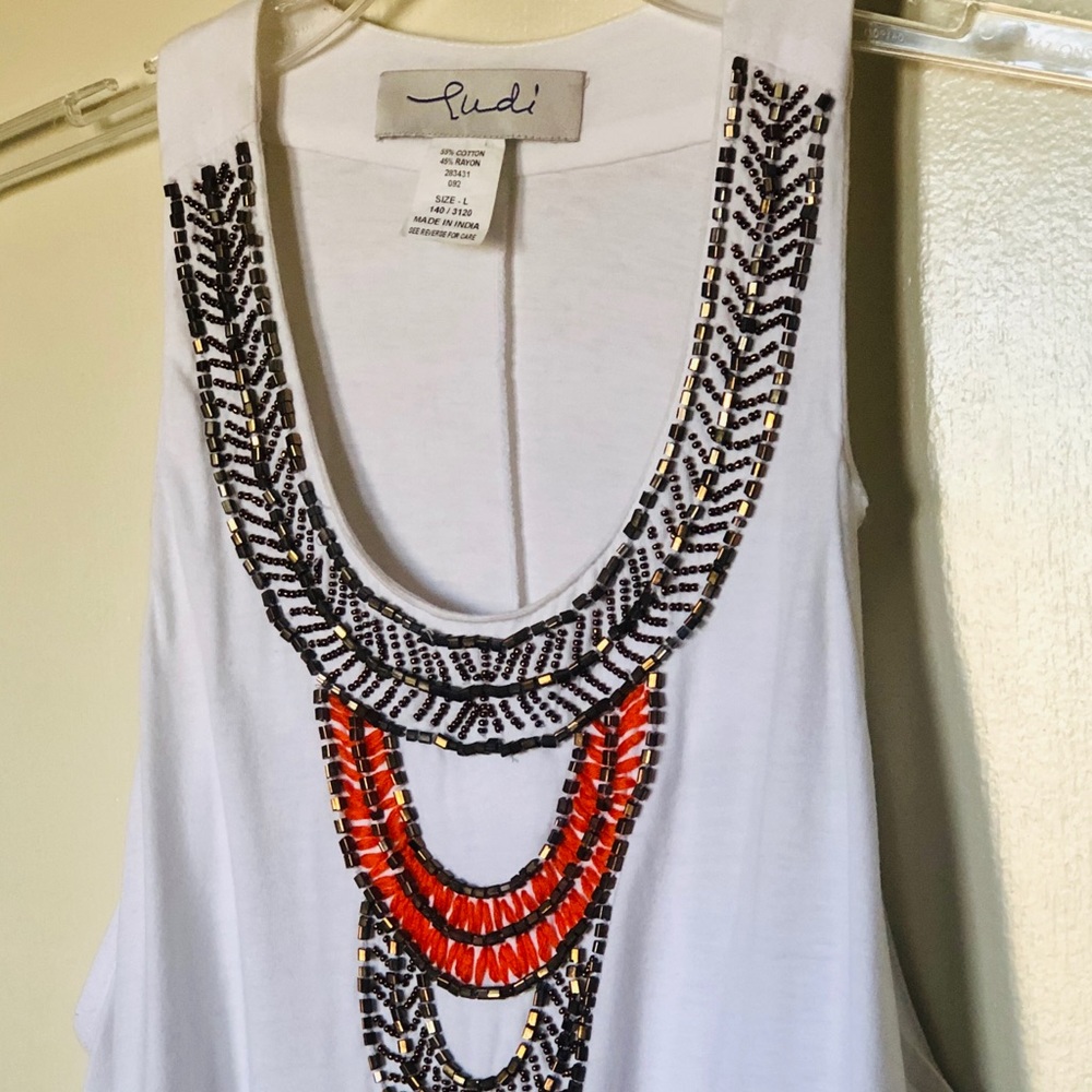 Ludi Sleeveless White Top Size Large